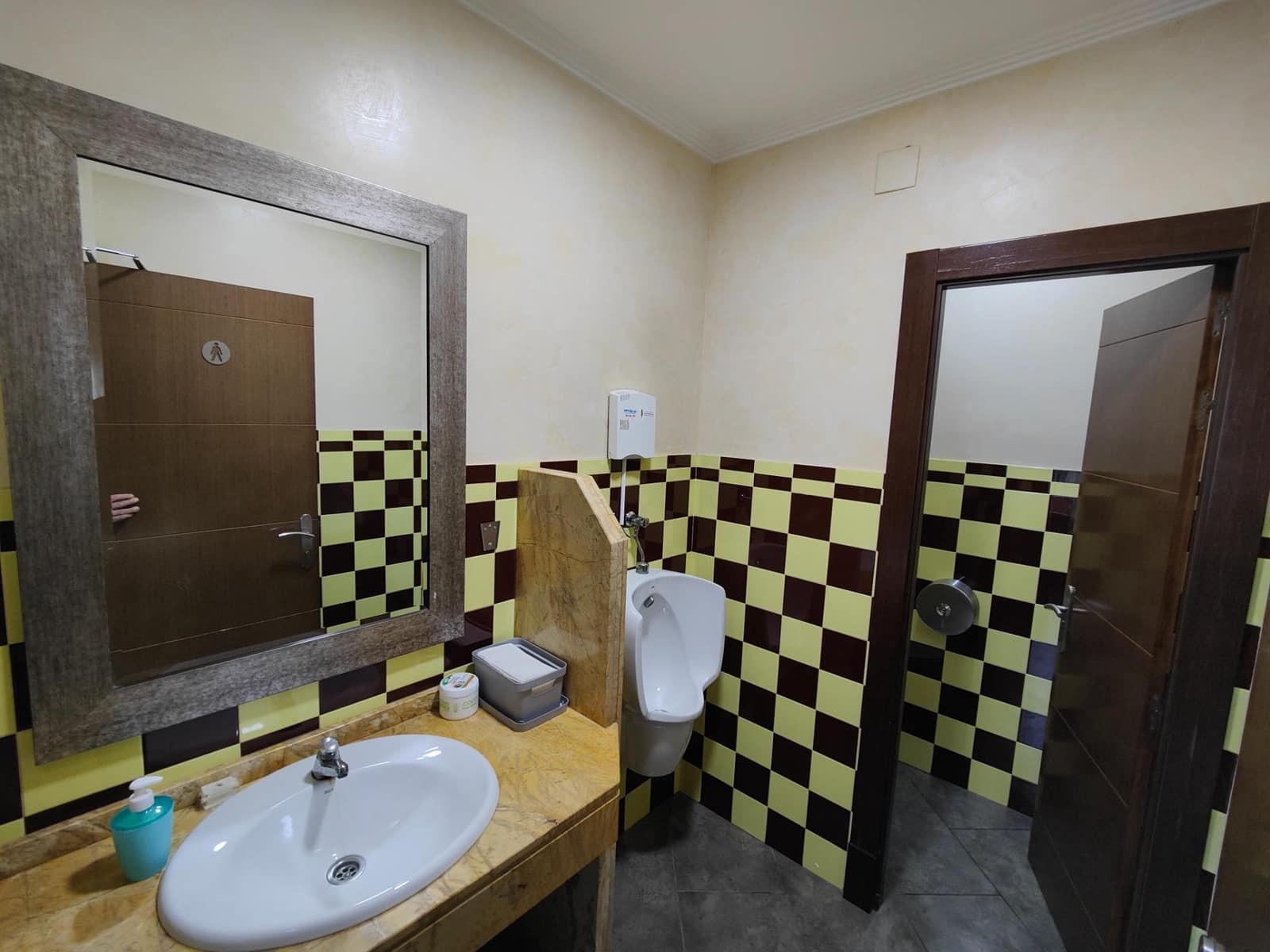 12 soveværelse Guesthouse/B & B til salg i San Bartolome de la Torre - € 800.000 (Ref: 7808088)