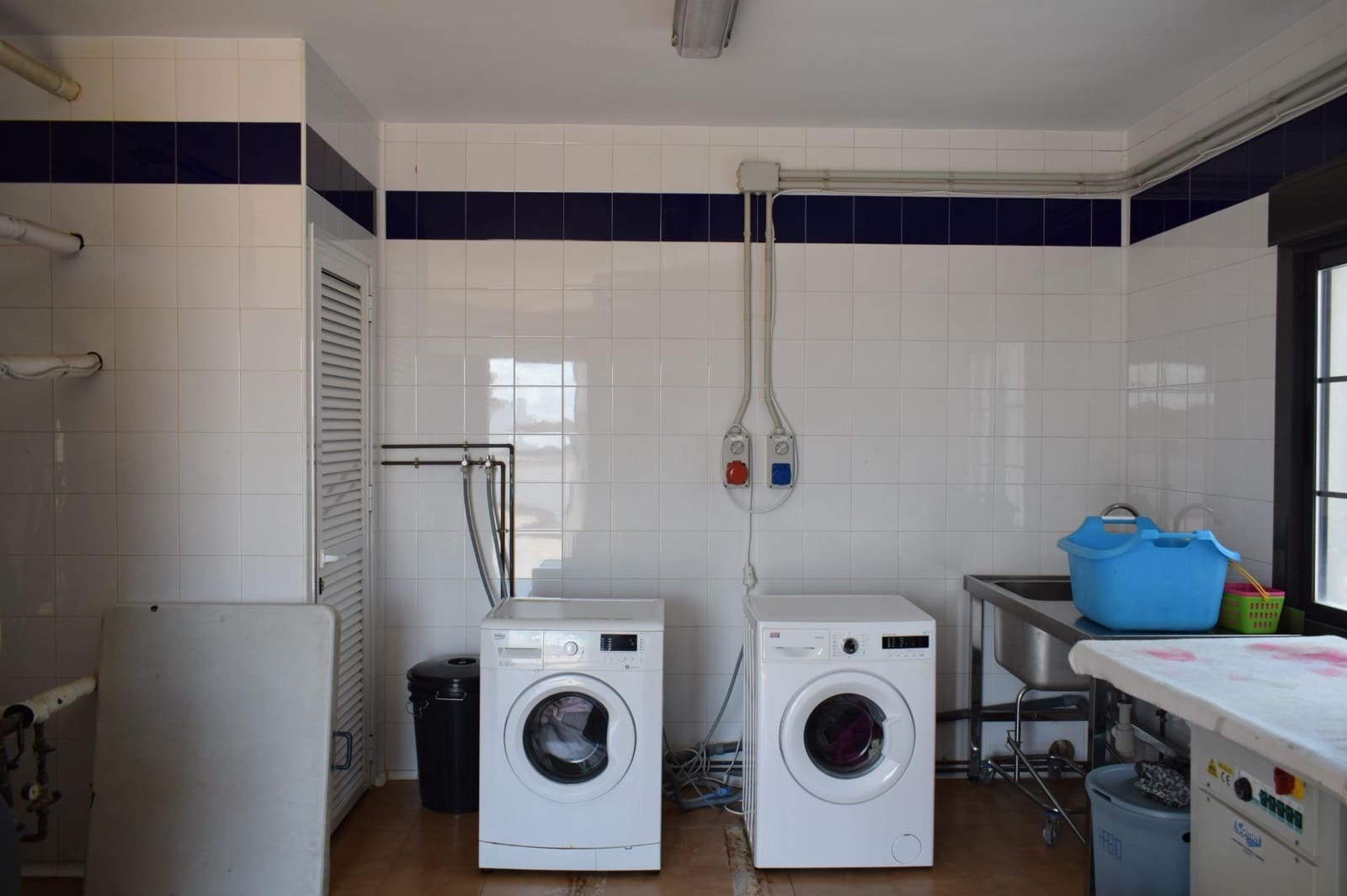 12 soveværelse Guesthouse/B & B til salg i San Bartolome de la Torre - € 800.000 (Ref: 7808088)