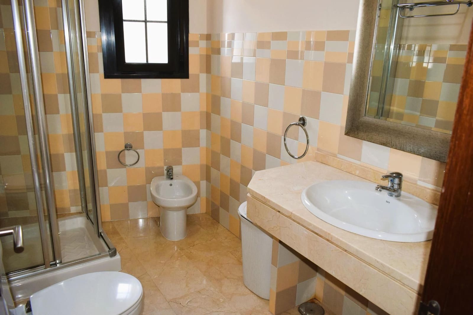 12 soveværelse Guesthouse/B & B til salg i San Bartolome de la Torre - € 800.000 (Ref: 7808088)