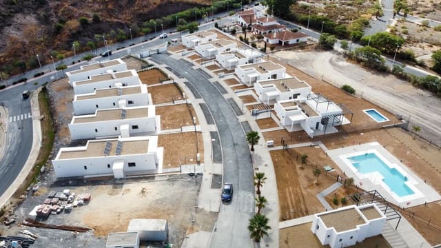 Chalet de 3 habitaciones en Ayamonte en venta con piscina garaje - 310.000 € (Ref: 9226825)