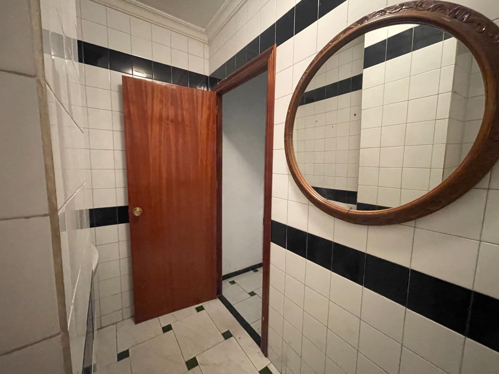 Commercial for sale in Huelva city - € 400,000 (Ref: 9347443)