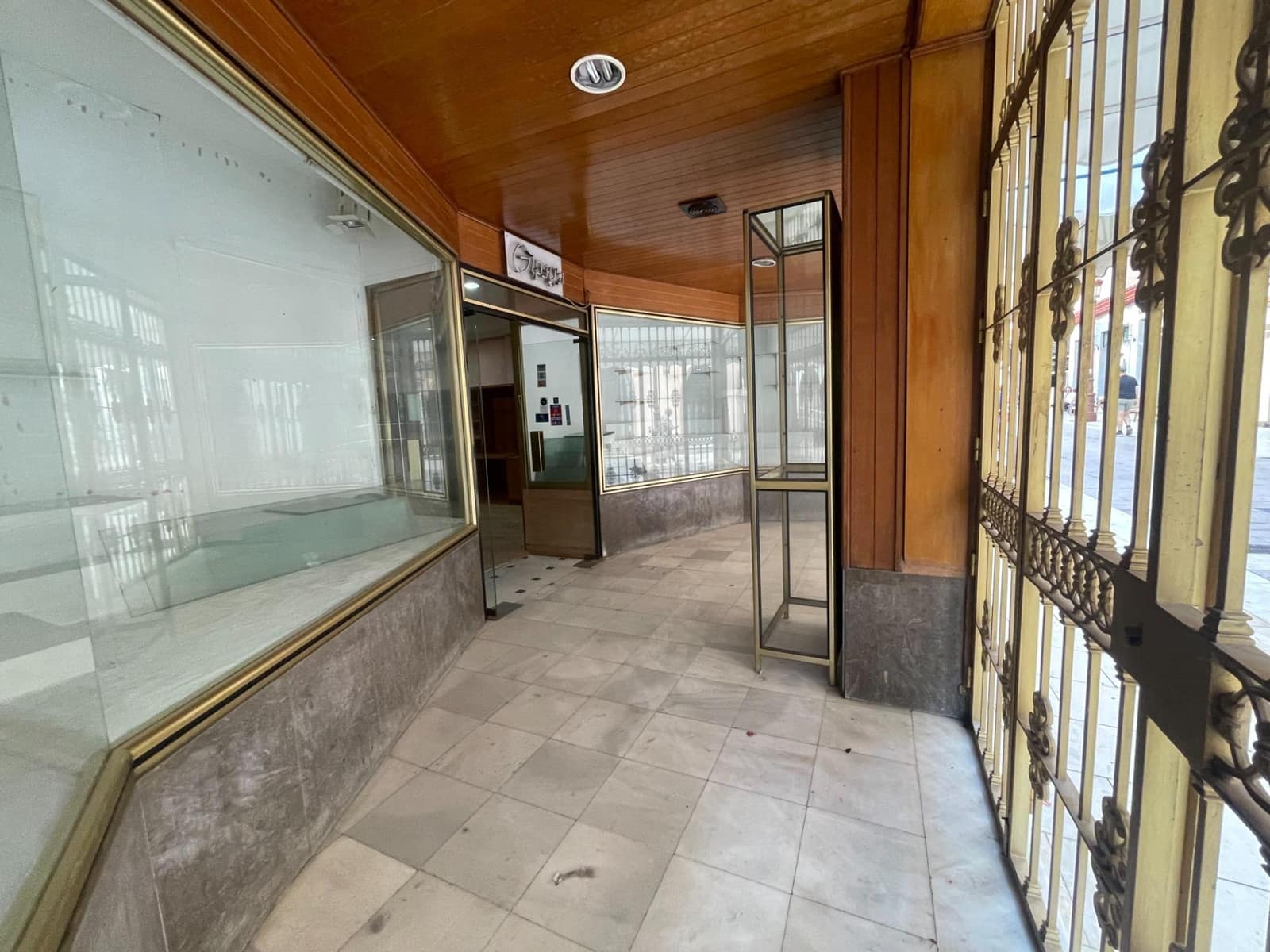 Commercial for sale in Huelva city - € 400,000 (Ref: 9347443)