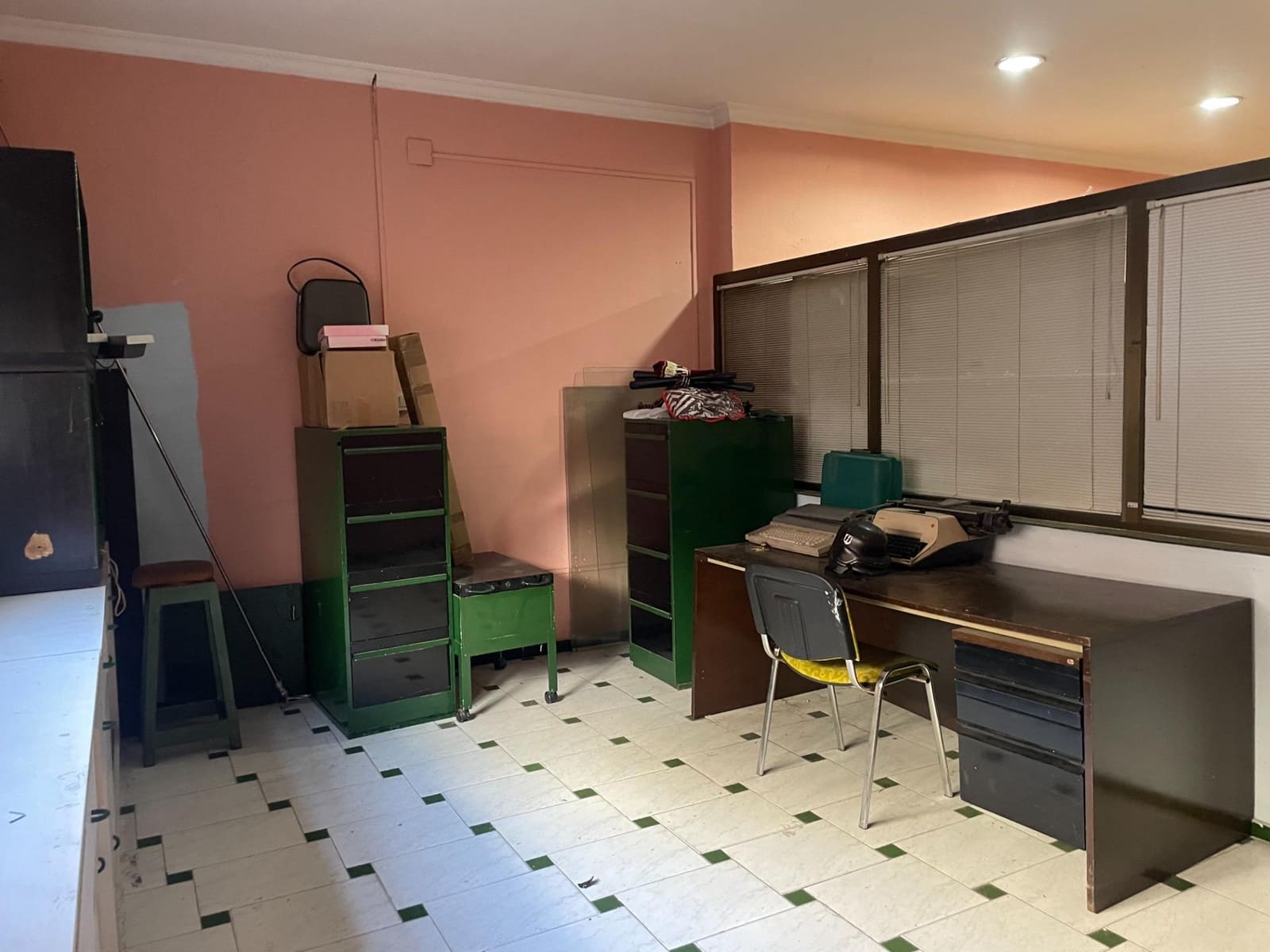 Commercial for sale in Huelva city - € 400,000 (Ref: 9347443)