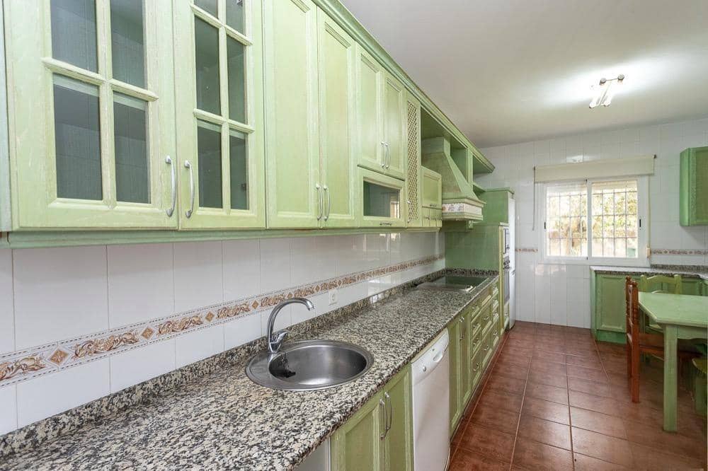 6 bedroom Villa for sale in Caceres city with pool garage - € 340,000 (Ref: 9367683)