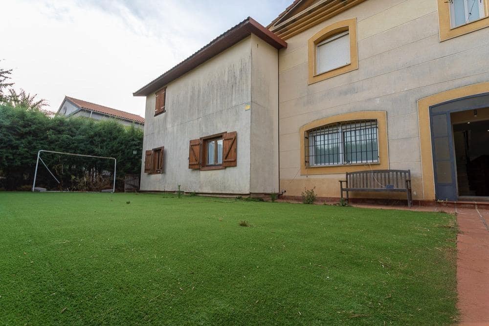 6 bedroom Villa for sale in Caceres city with pool garage - € 350,000 (Ref: 9367683)