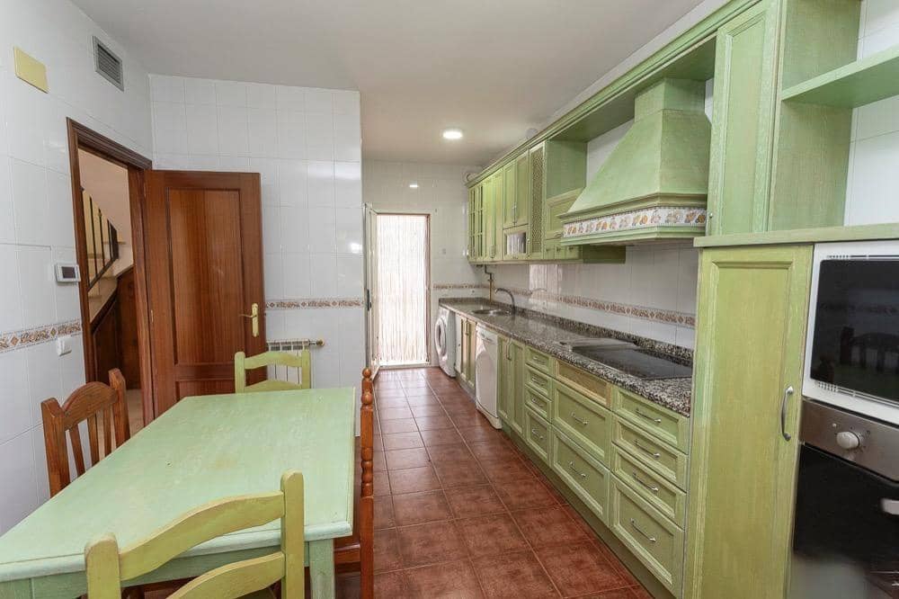 6 bedroom Villa for sale in Caceres city with pool garage - € 350,000 (Ref: 9367683)