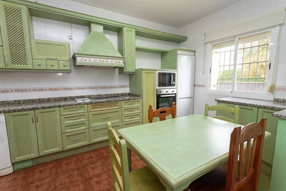 6 bedroom Villa for sale in Caceres city with pool garage - € 350,000 (Ref: 9367683)