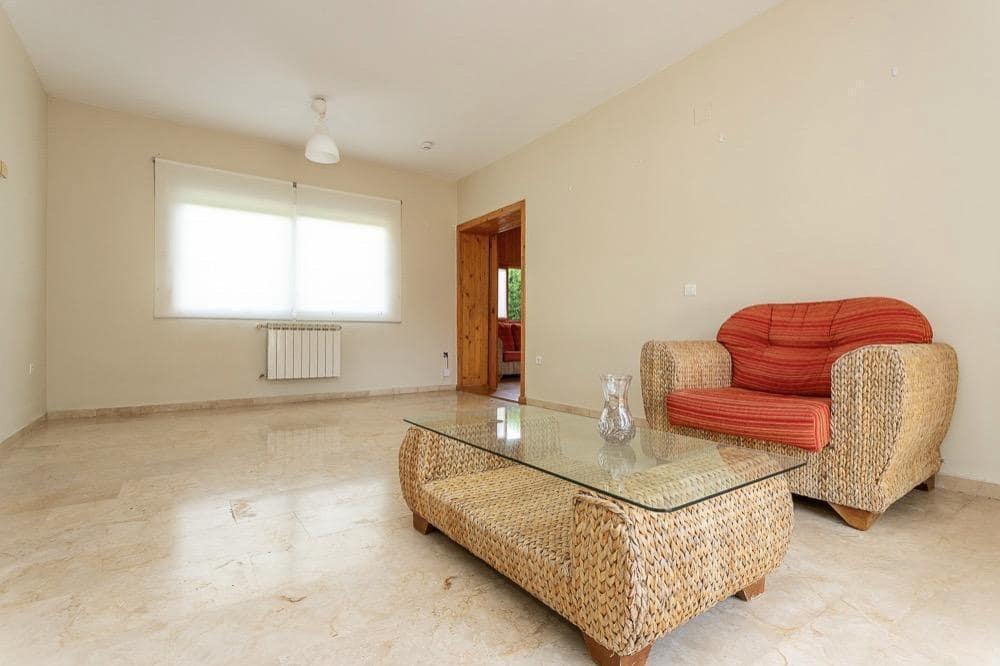 6 bedroom Villa for sale in Caceres city with pool garage - € 350,000 (Ref: 9367683)