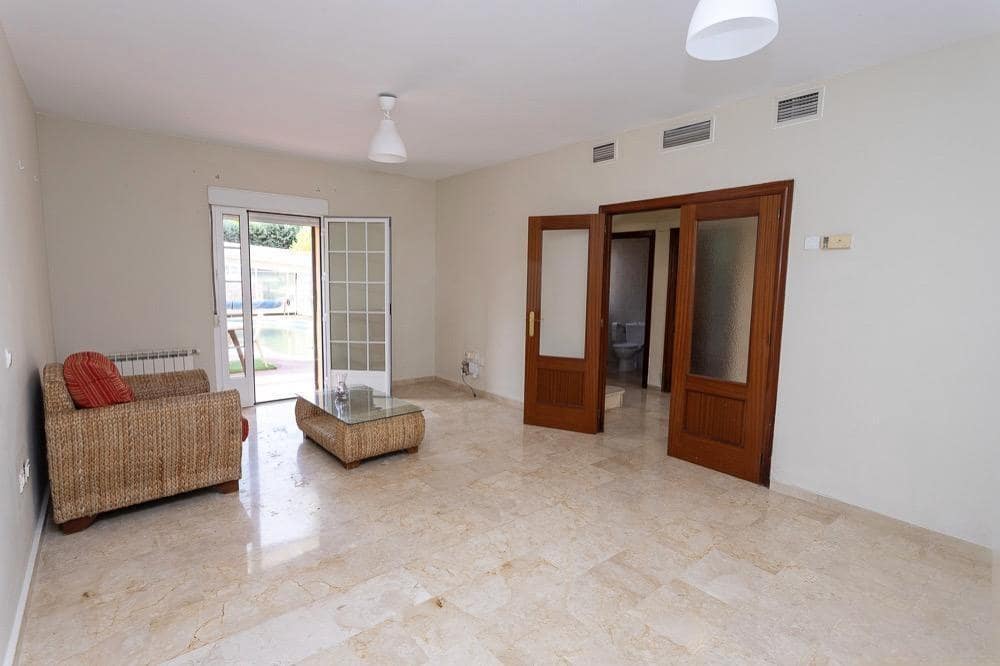 6 bedroom Villa for sale in Caceres city with pool garage - € 350,000 (Ref: 9367683)