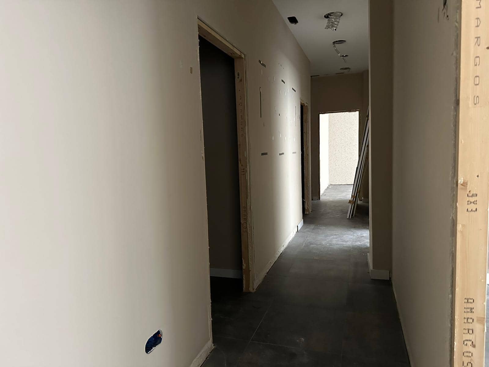 Local Commercial de 17 chambres à louer à Huelva ville - 3 500 € (Ref: 9379144)