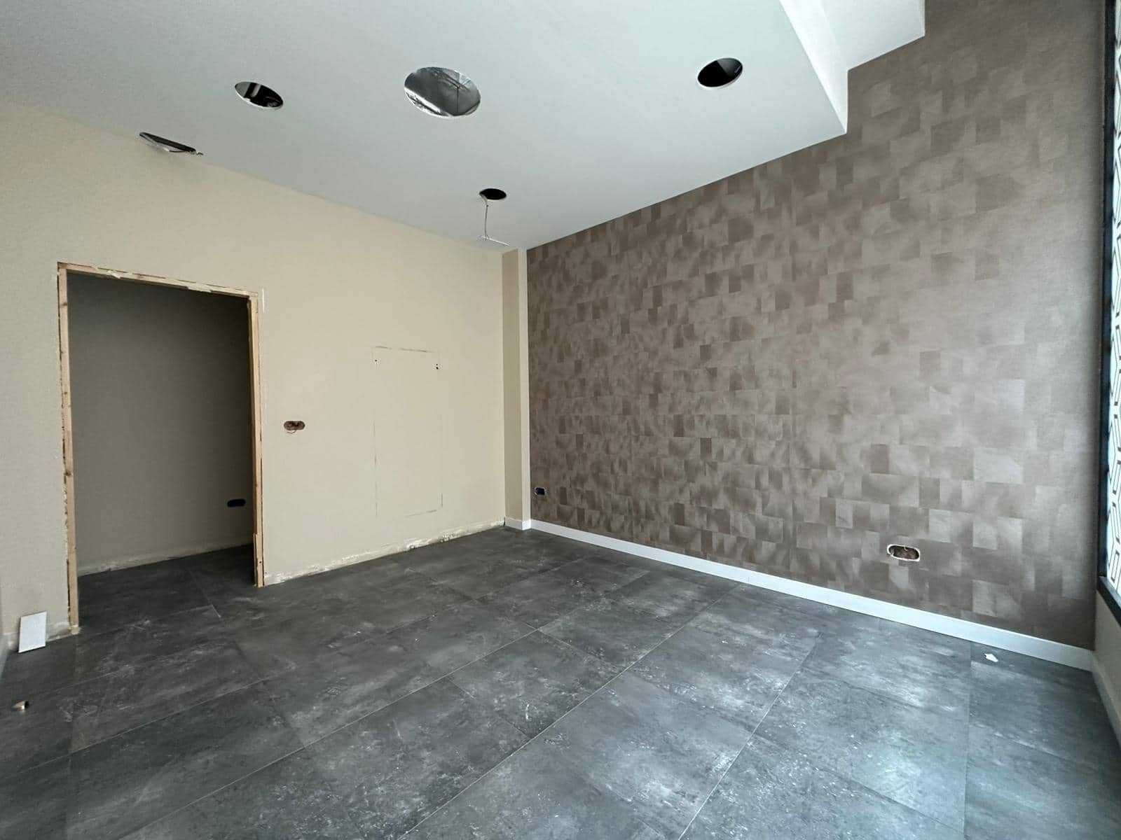 Local Commercial de 17 chambres à louer à Huelva ville - 3 500 € (Ref: 9379144)