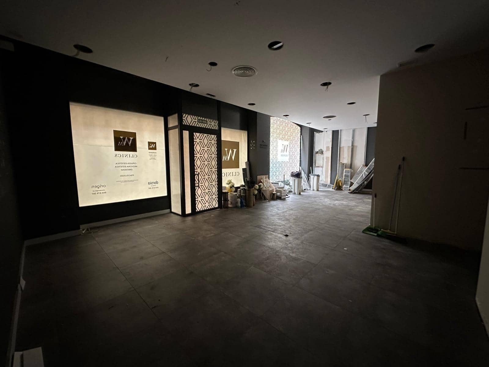Local Commercial de 17 chambres à louer à Huelva ville - 3 500 € (Ref: 9379144)
