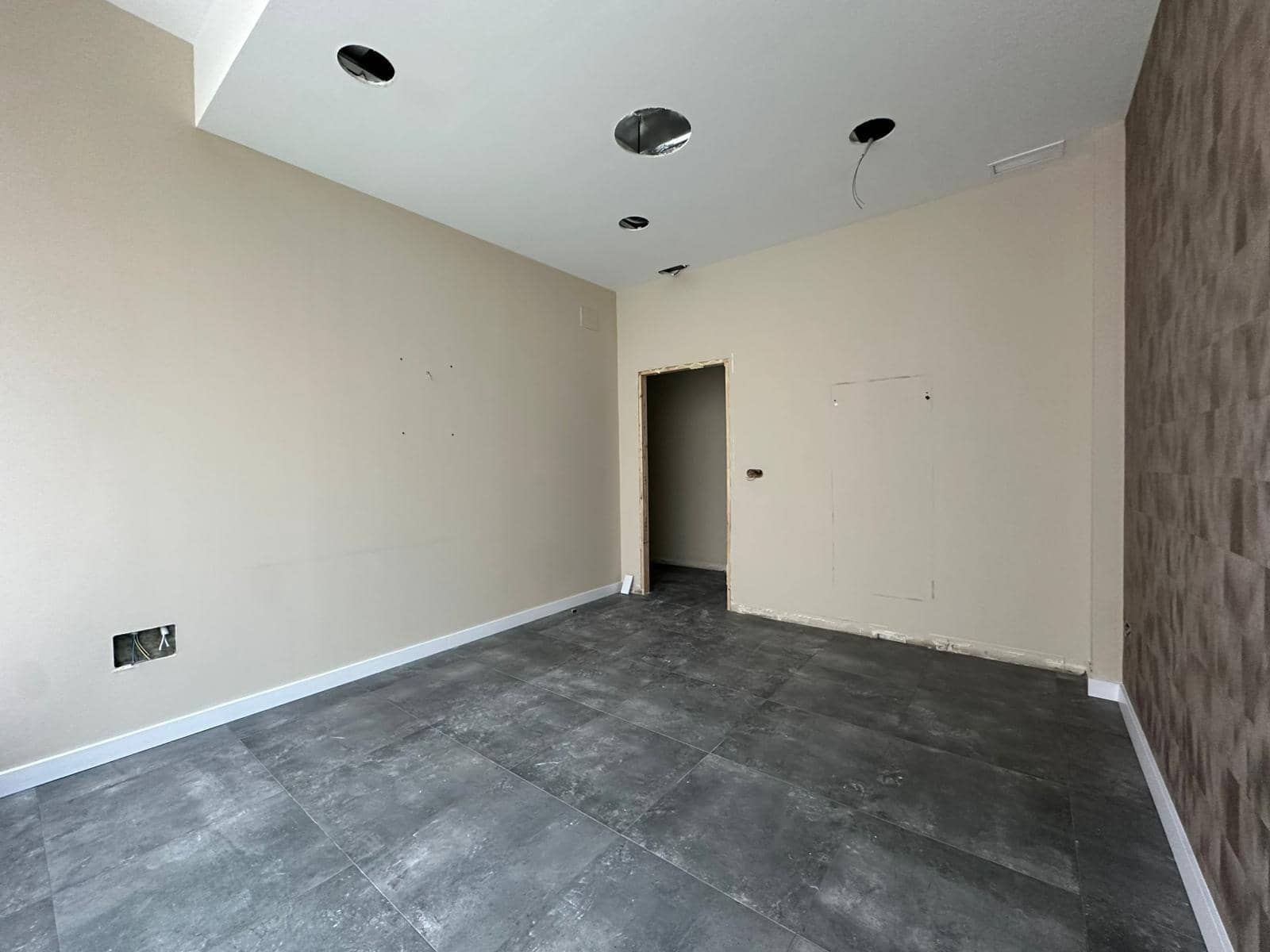 Local Commercial de 17 chambres à louer à Huelva ville - 3 500 € (Ref: 9379144)