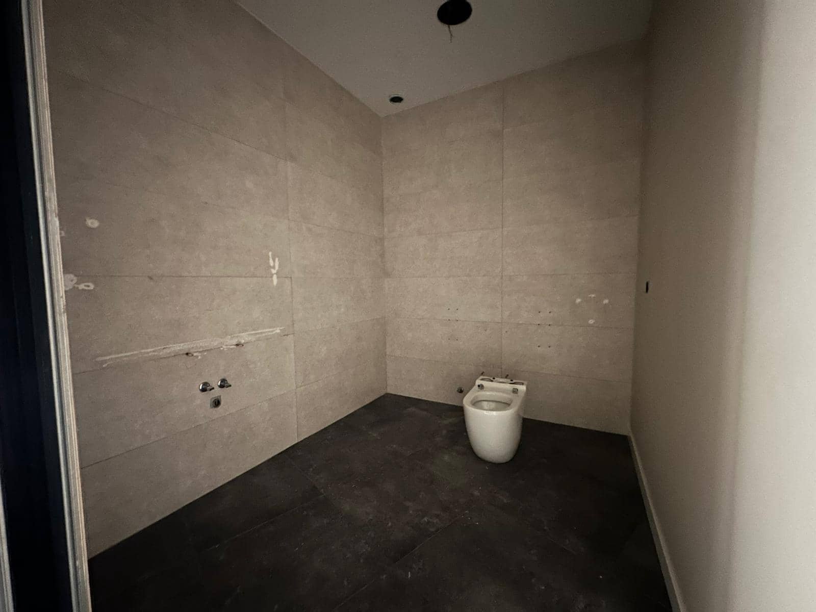 Local Commercial de 17 chambres à louer à Huelva ville - 3 500 € (Ref: 9379144)