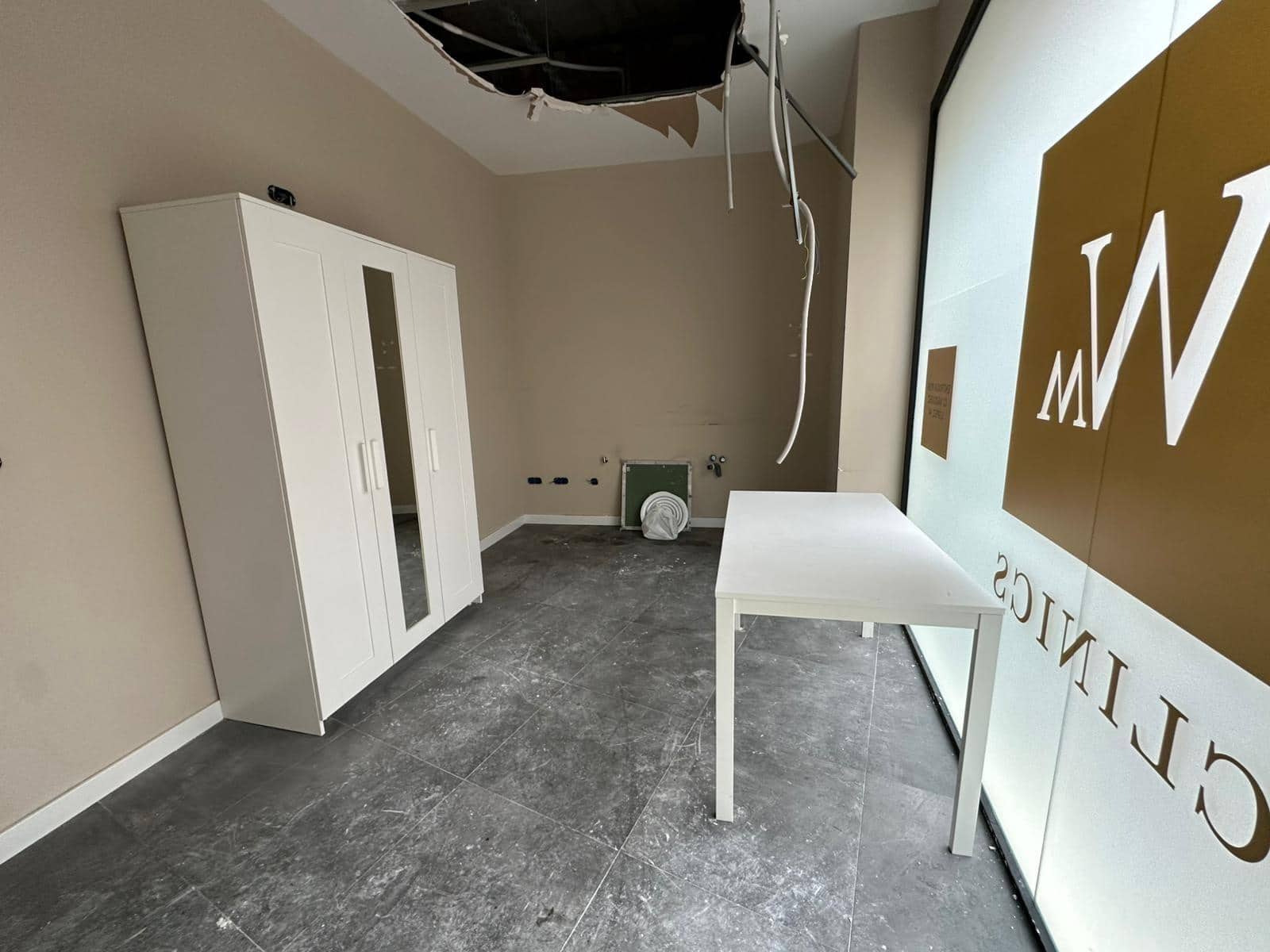 Local Commercial de 17 chambres à louer à Huelva ville - 3 500 € (Ref: 9379144)