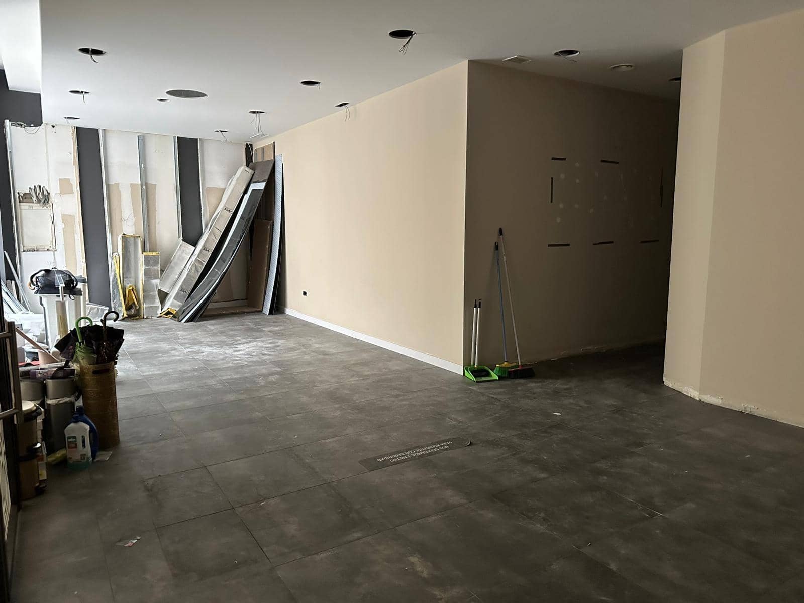 Local Commercial de 17 chambres à louer à Huelva ville - 3 500 € (Ref: 9379144)