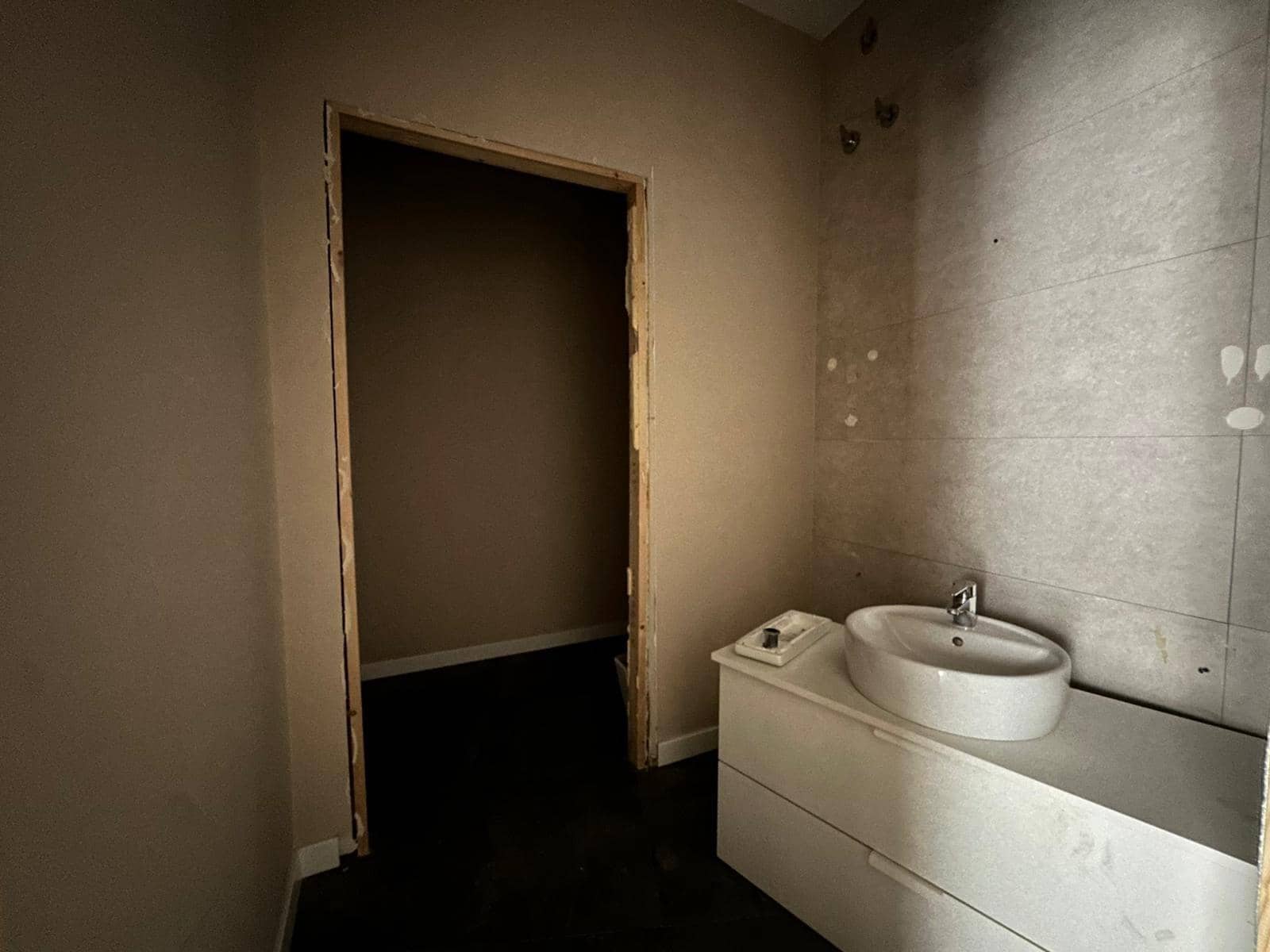 Local Commercial de 17 chambres à louer à Huelva ville - 3 500 € (Ref: 9379144)
