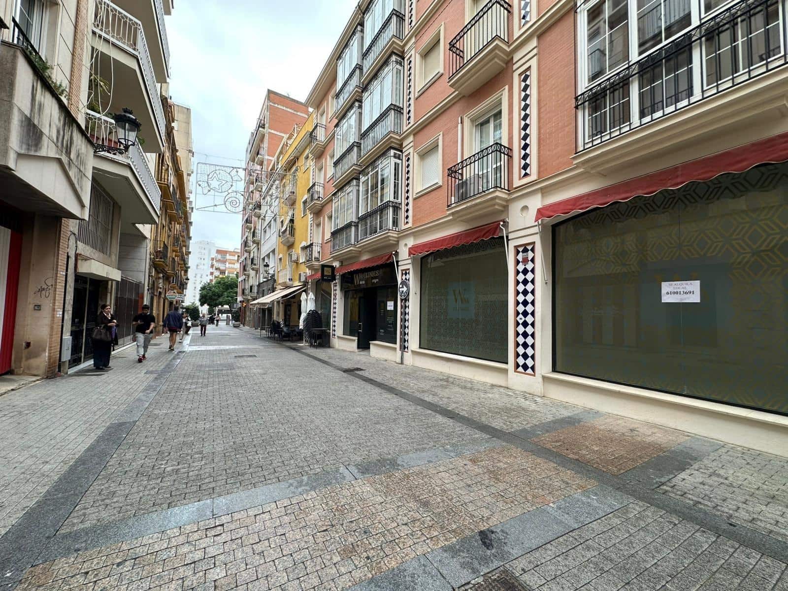 Local Commercial de 17 chambres à louer à Huelva ville - 3 500 € (Ref: 9379144)