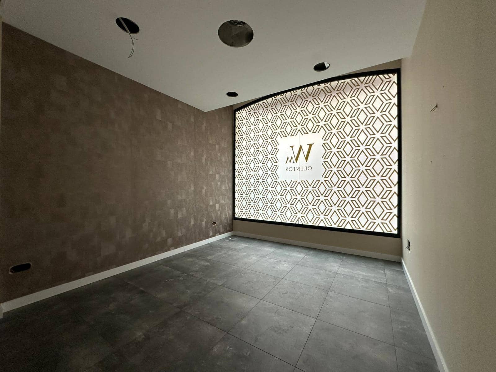 Local Commercial de 17 chambres à louer à Huelva ville - 3 500 € (Ref: 9379144)