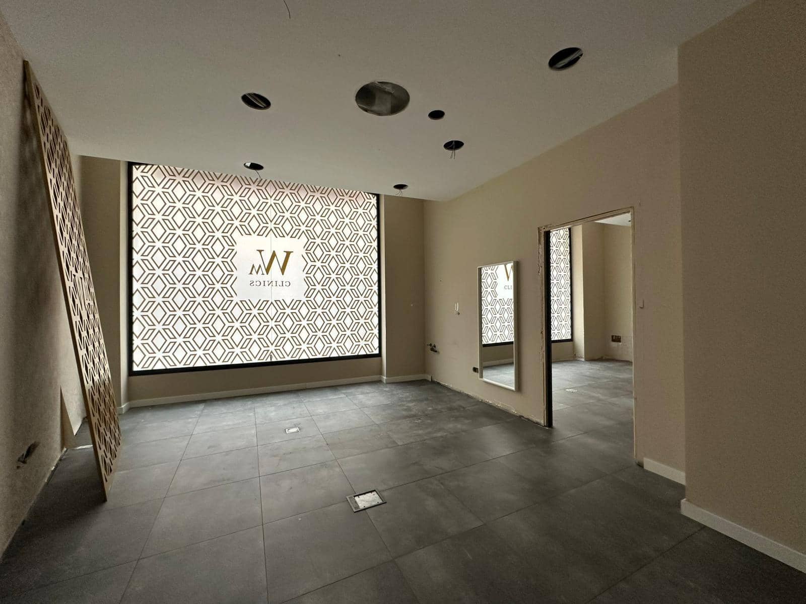 Local Commercial de 17 chambres à louer à Huelva ville - 3 500 € (Ref: 9379144)
