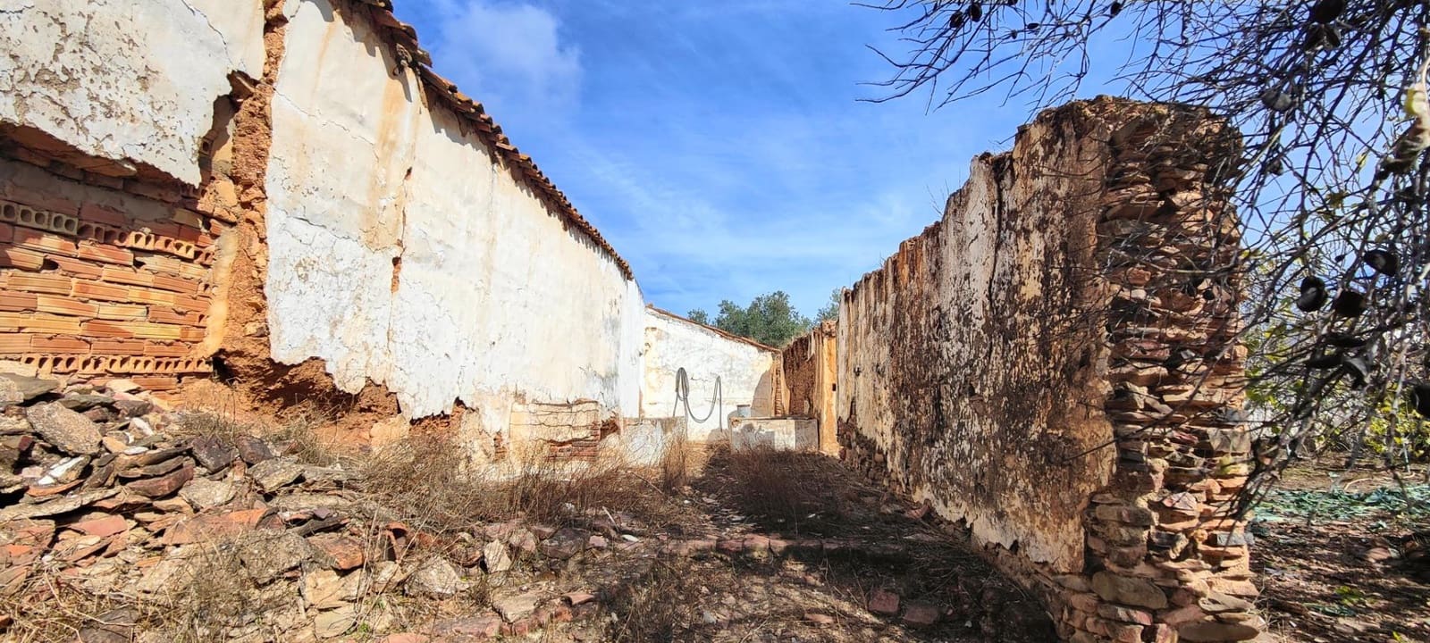 4 bedroom Finca/Country House for sale in Villanueva de los Castillejos - € 185,000 (Ref: 9452243)