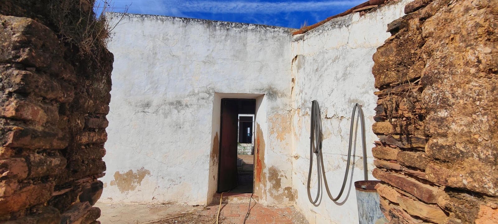 4 bedroom Finca/Country House for sale in Villanueva de los Castillejos - € 185,000 (Ref: 9452243)