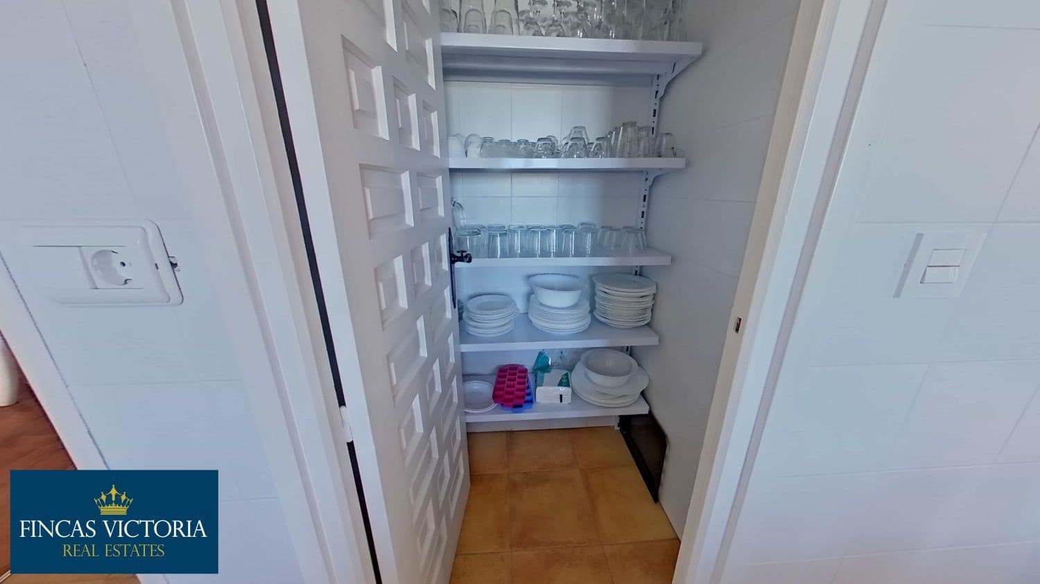 5 makuuhuone Huvila myytävänä paikassa Calarreona - 370 000 € (Ref: 9456645)