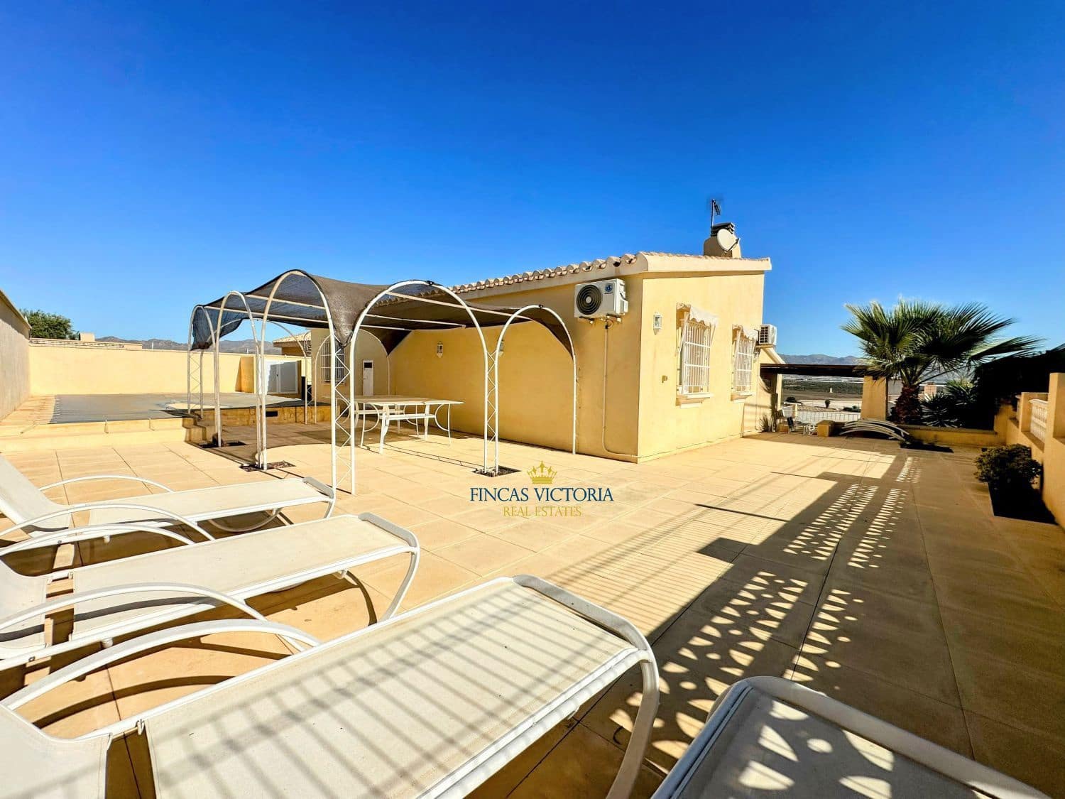 5 bedroom Villa for sale in Calarreona with pool garage - € 315,000 (Ref: 9456645)