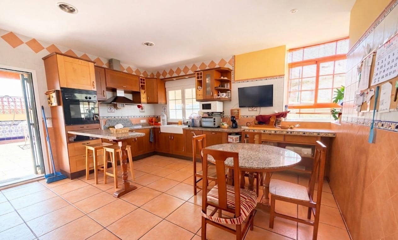 4 bedroom Finca/Country House for sale in Cuevas del Almanzora with garage - € 295,000 (Ref: 9721724)