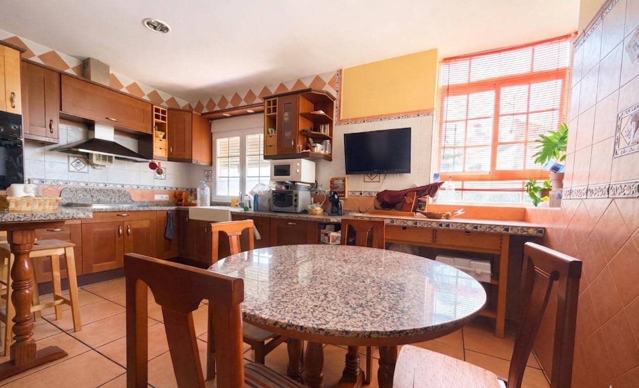 4 bedroom Finca/Country House for sale in Cuevas del Almanzora with garage - € 295,000 (Ref: 9721724)