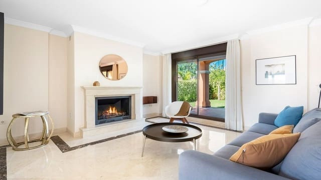 Chalet de 3 habitaciones en Estepona en venta con piscina garaje - 977.500 € (Ref: 6859404)