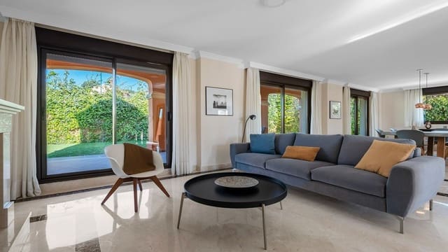 Chalet de 3 habitaciones en Estepona en venta con piscina garaje - 977.500 € (Ref: 6859404)