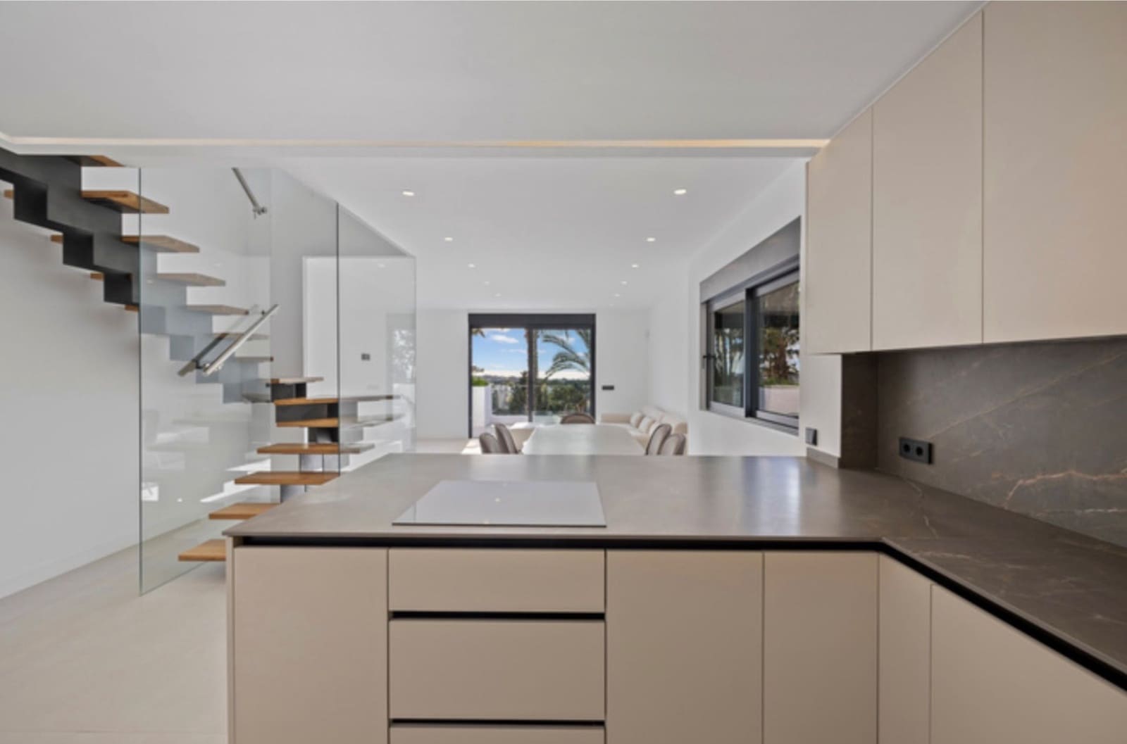 3 sovrum Takvåning till salu i Estepona med pool garage - 799 000 € (Ref: 9735163)