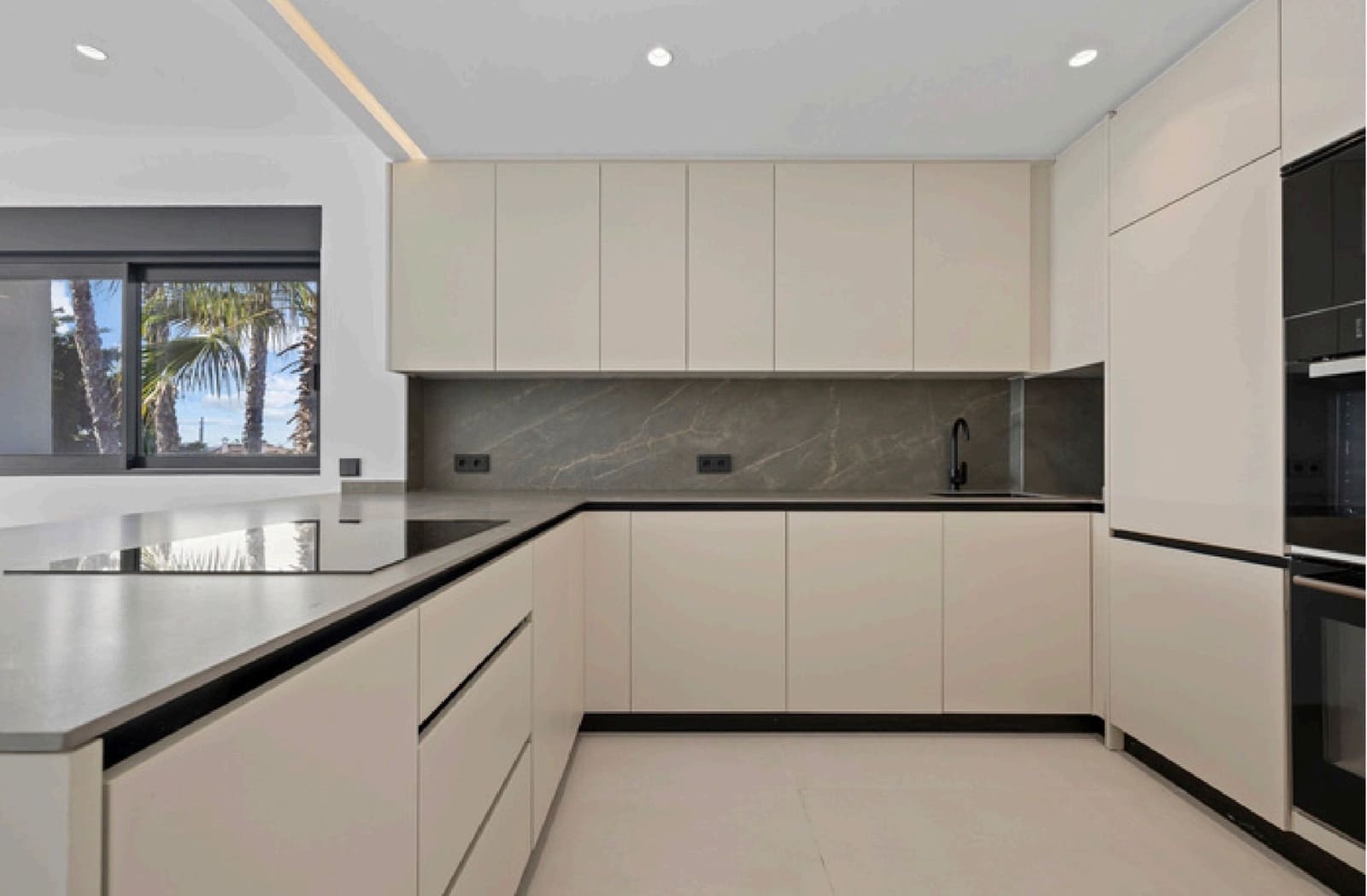 3 sovrum Takvåning till salu i Estepona med pool garage - 799 000 € (Ref: 9735163)