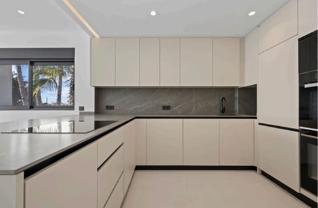 3 sovrum Takvåning till salu i Estepona med pool garage - 799 000 € (Ref: 9735163)