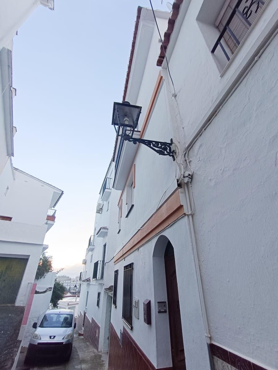 8 soveværelse Semi-Rækkehus til salg i Tolox - € 270.000 (Ref: 9008393)