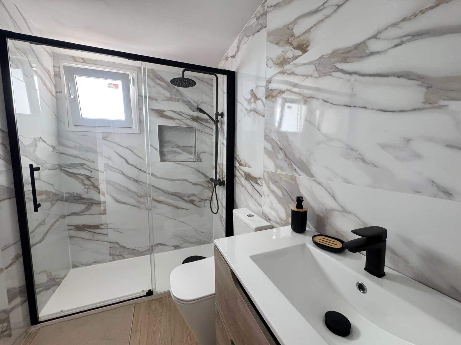 2 makuuhuone Rivitalo vuokrattavana paikassa Sonneland mukana uima-altaan 
autotalli - 1 350 € (Ref: 9764930)