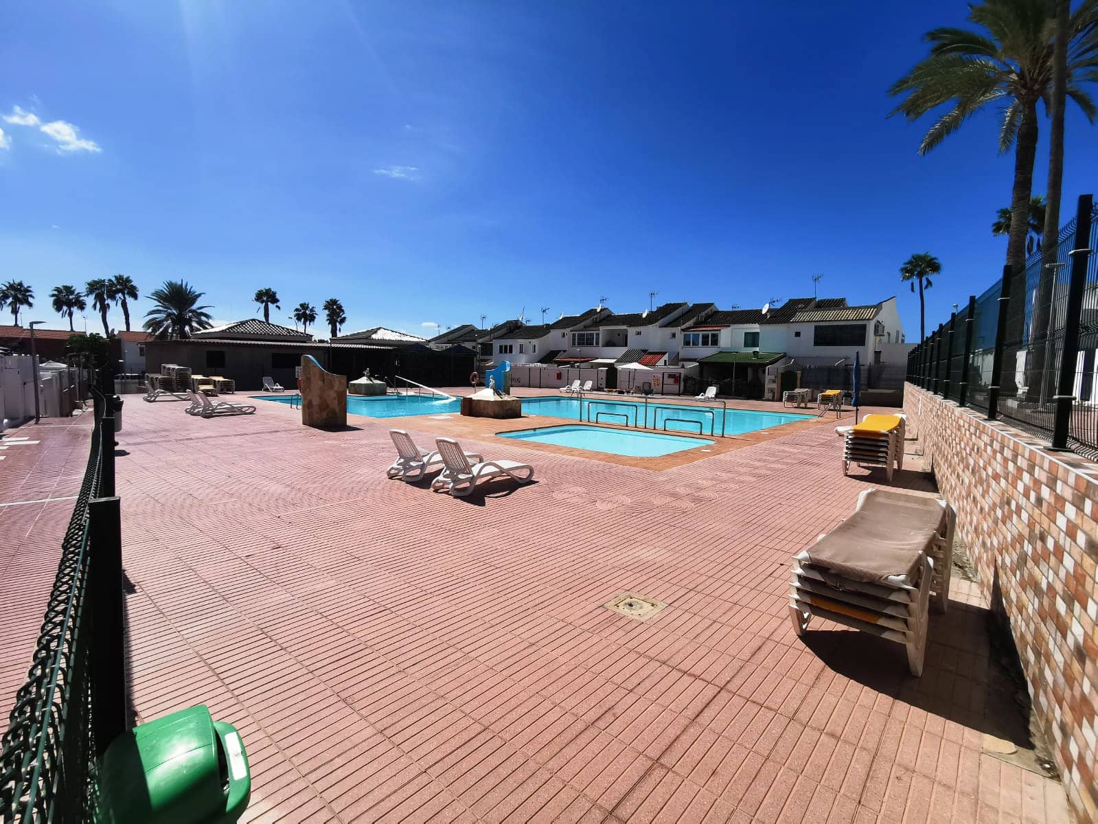 2 makuuhuone Rivitalo vuokrattavana paikassa Sonneland mukana uima-altaan 
autotalli - 1 350 € (Ref: 9764930)