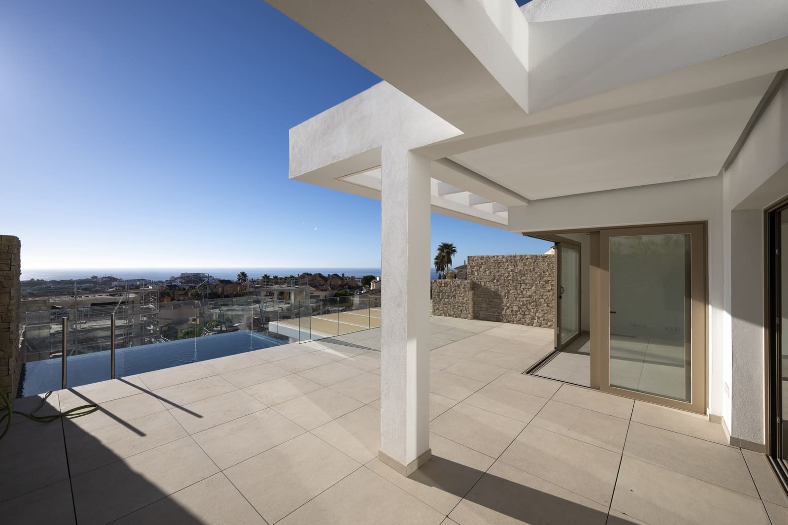 2 soverom Leilighet til salgs i Riviera del Sol med svømmebasseng garasje - € 815 000 (Ref: 9995207)