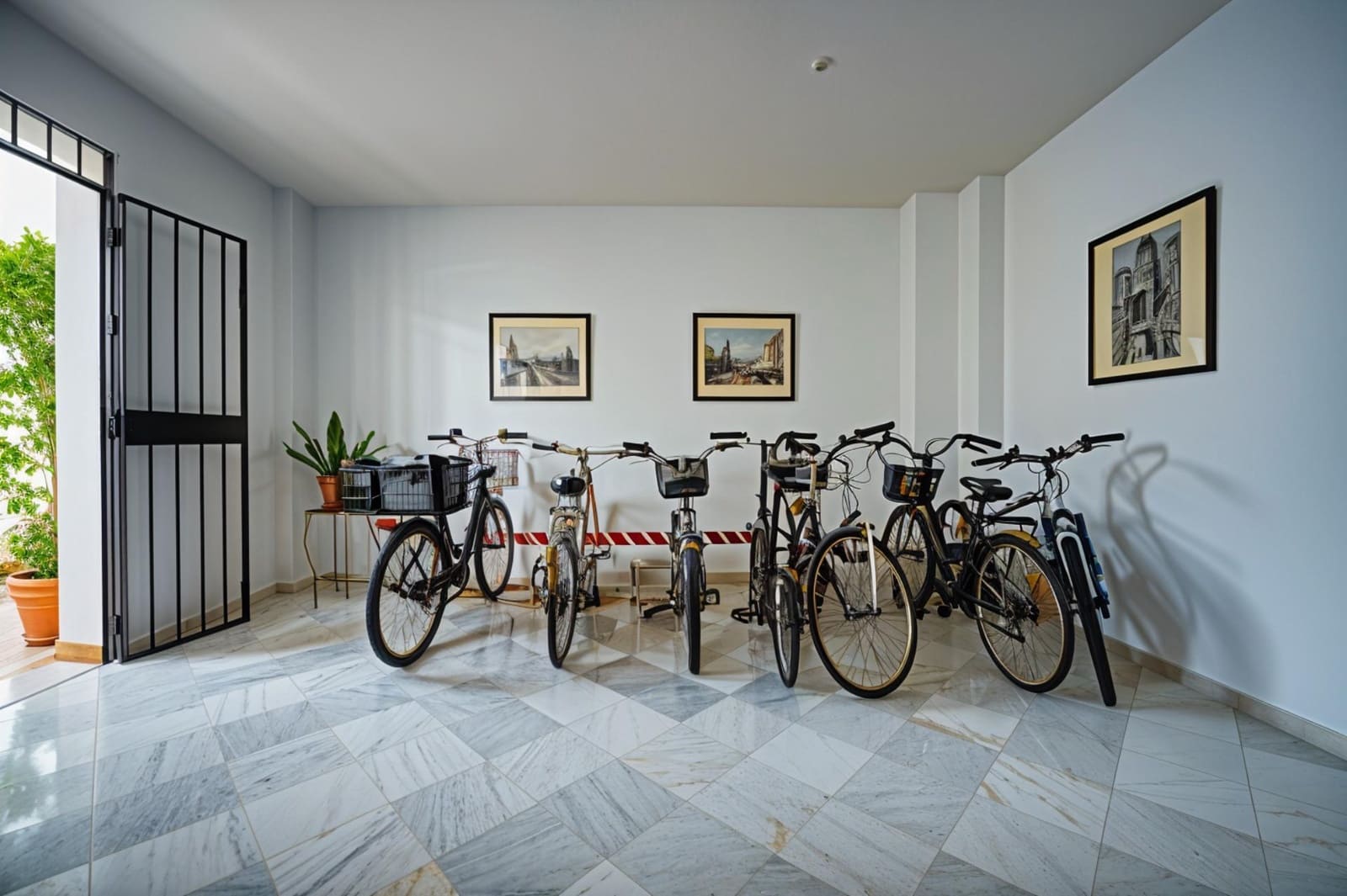 2 bedroom Flat for sale in Seville city with garage - € 320,000 (Ref: 10049426)