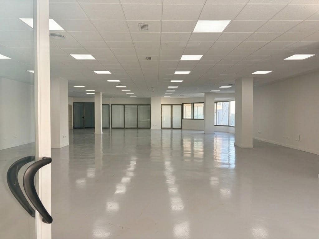 Commerciale in vendita in Tomares - 300.000 € (Rif: 10161602)