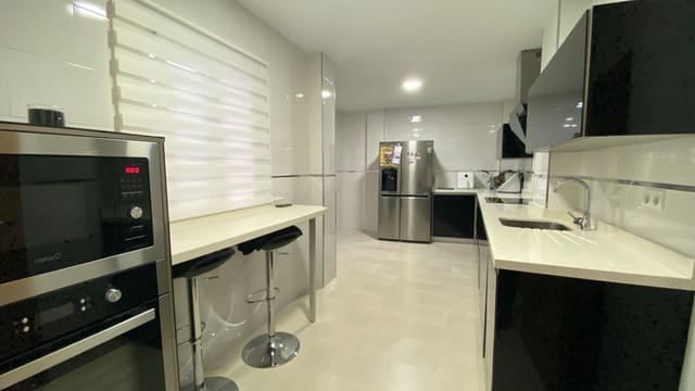 3 makuuhuone Omakotitalo myytävänä paikassa Sevilla kaupunki - 210 000 € (Ref: 10185064)