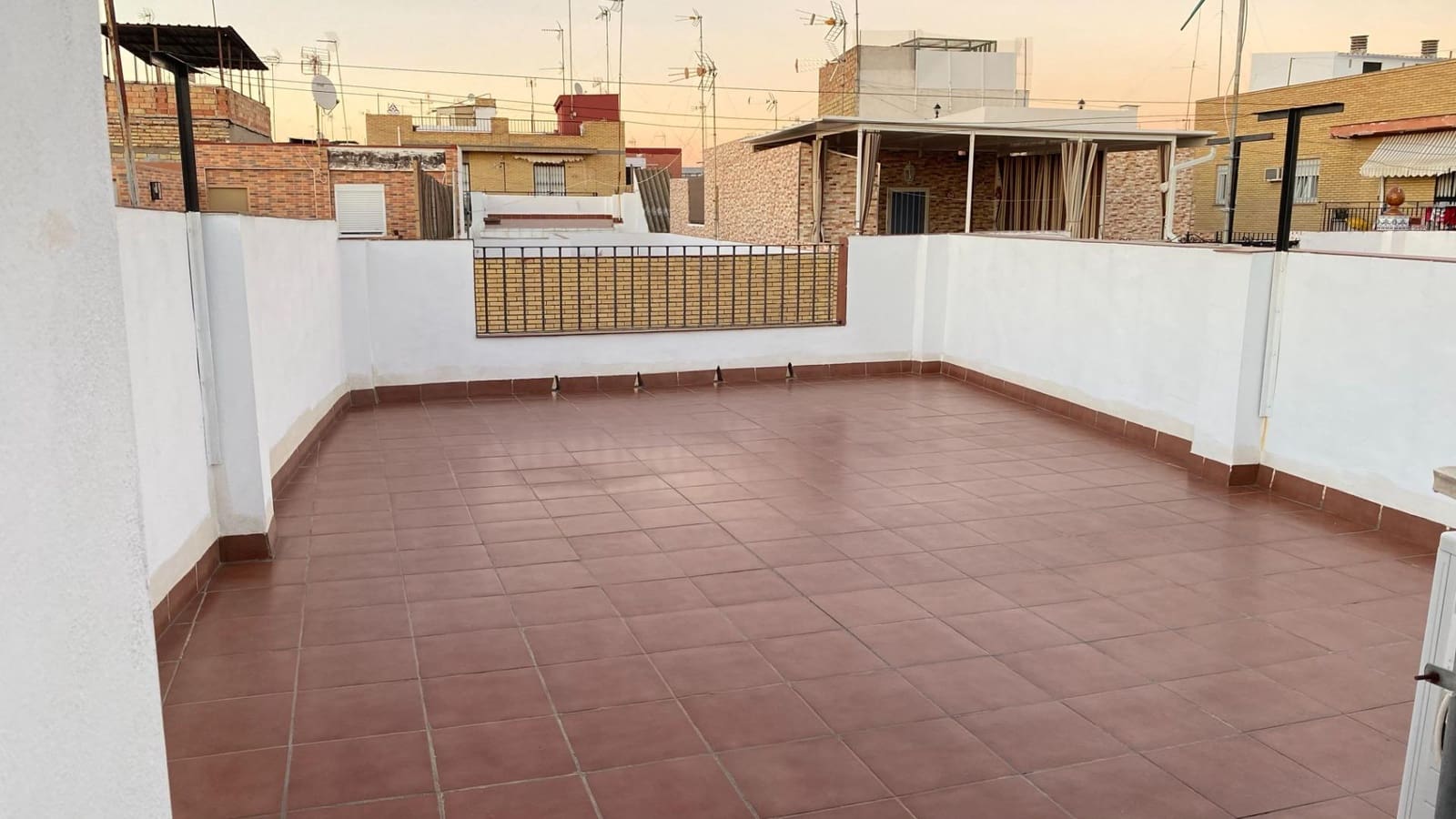 3 makuuhuone Omakotitalo myytävänä paikassa Sevilla kaupunki - 210 000 € (Ref: 10185064)