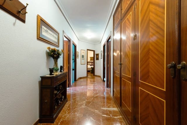 7 bedroom Villa for sale in Tomares with pool garage - € 690,000 (Ref: 7763700)
