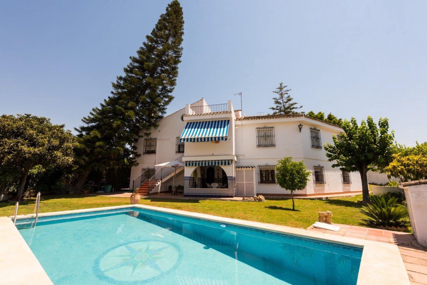 7 Zimmer Villa zu verkaufen in Tomares mit Pool Garage - 690.000 € (Ref: 7763700)
