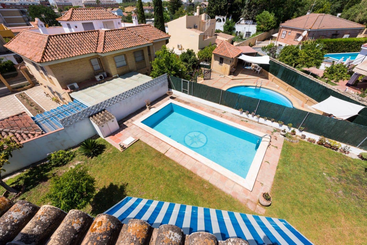 7 Zimmer Villa zu verkaufen in Tomares mit Pool Garage - 690.000 € (Ref: 7763700)