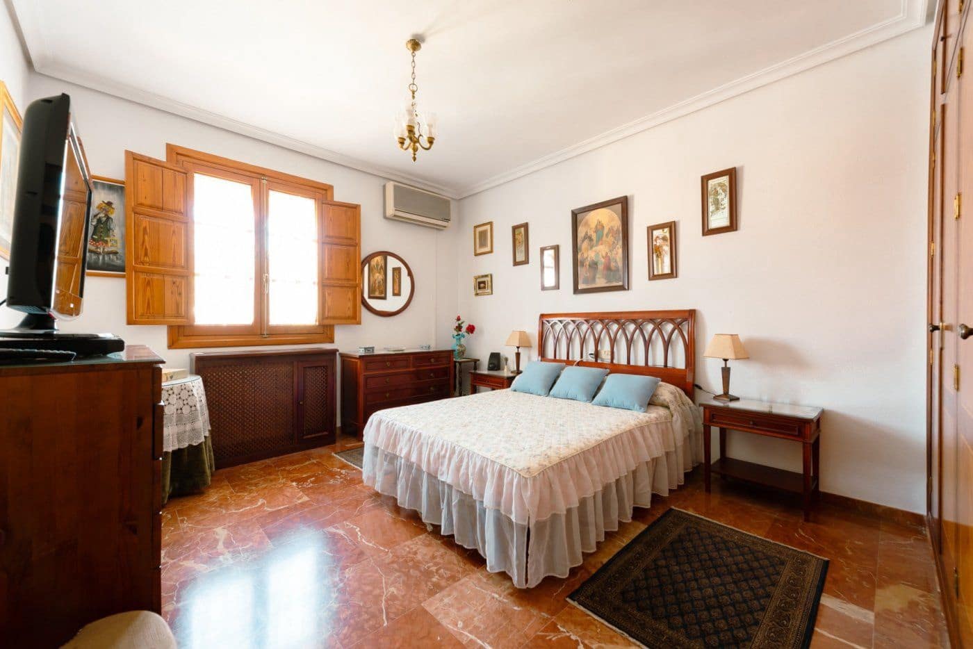 7 Zimmer Villa zu verkaufen in Tomares mit Pool Garage - 690.000 € (Ref: 7763700)