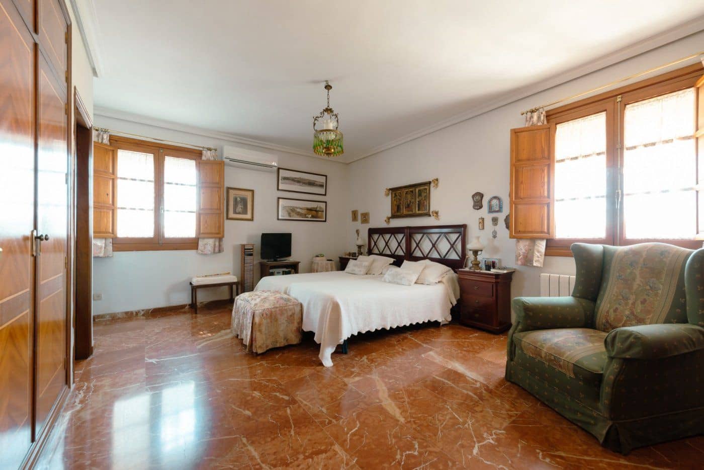 7 Zimmer Villa zu verkaufen in Tomares mit Pool Garage - 690.000 € (Ref: 7763700)