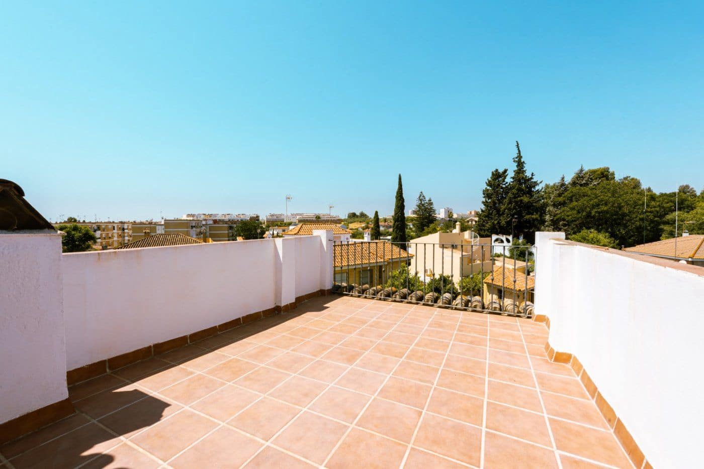7 Zimmer Villa zu verkaufen in Tomares mit Pool Garage - 690.000 € (Ref: 7763700)