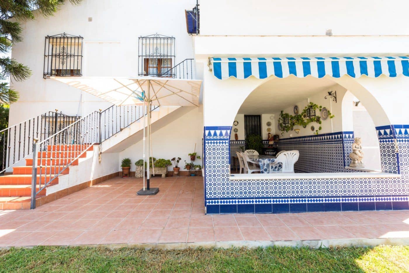 7 Zimmer Villa zu verkaufen in Tomares mit Pool Garage - 690.000 € (Ref: 7763700)